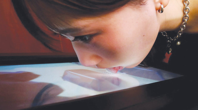 מלקקים את המסך  (צילום: רויטרס)