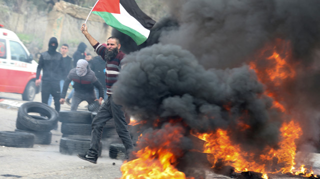 פלסטינים במהומות ביהודה ושומרון (צילום: רויטרס)