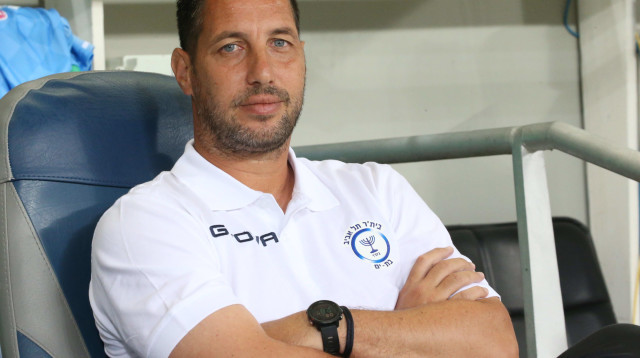 עמיר נוסבאום מאמן בית"ר תל אביב בת ים (צילום: אודי ציטיאט)