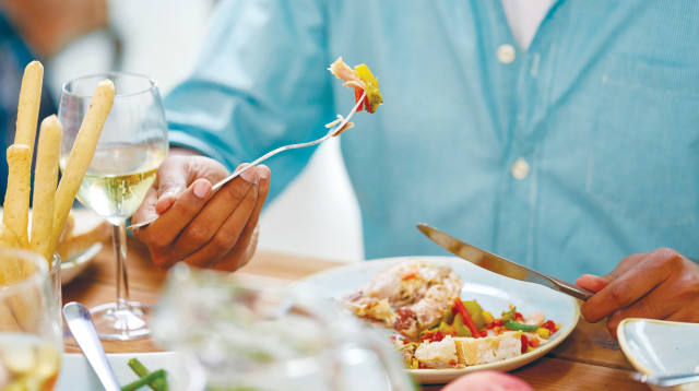 אדם אוכל, אילוסטרציה (צילום: אינג'אימג')