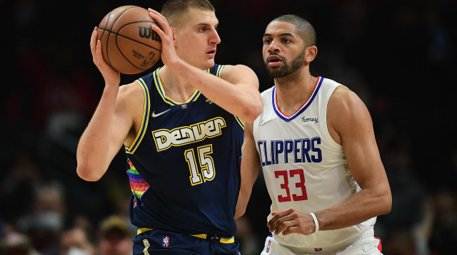 ניצחון קשה בלוס אנג'לס. יוקיץ' מול באטום (צילום: רויטרס)