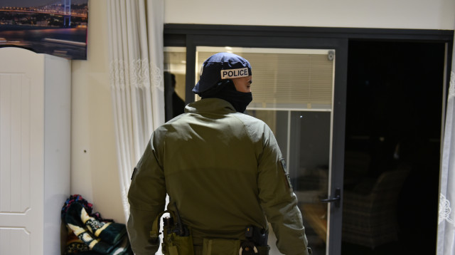 מעצר החשודים בסחיטה ואיומים (צילום: דוברות המשטרה)