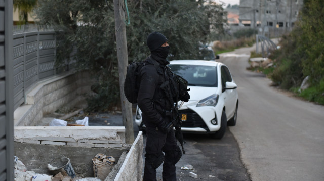מעצר החשודים בסחיטה ואיומים (צילום: דוברות המשטרה)