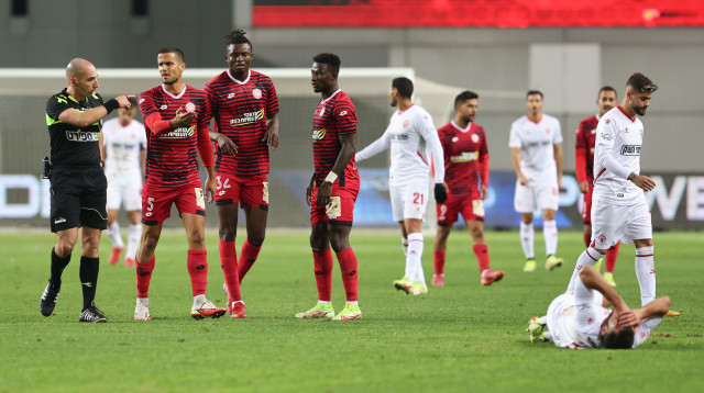 השופט גל לייבוביץ' אחרי ששלף כרטיס אדום לשחקן הפועל חדרה מוחמד אוסמן (ימין) (צילום: לירון מולדובן)