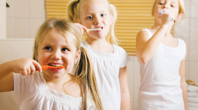 ילדים מצחצחים שיניים, אילוסטרציה (צילום: ingimage ASAP)