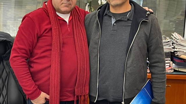 יאמן בעתיד גם את הבוגרים? סלאח חסארמה עם מוחמד אבו יונס (צילום: אתר רשמי, בני סכנין)