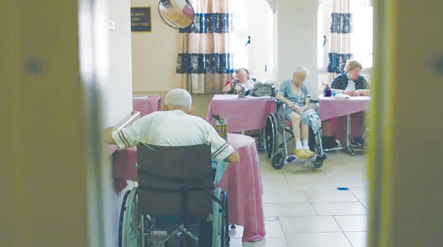 קשישים בבית אבות (צילום: אנה קפלן, פלאש 90)