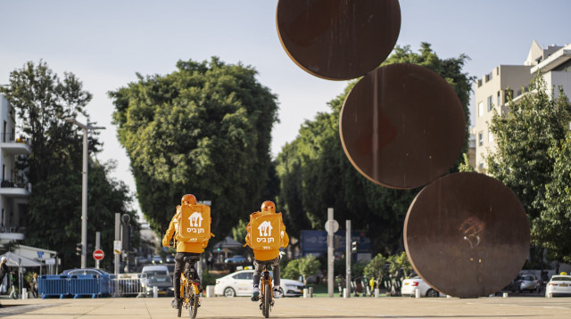 שליחי תן ביס בכיכר הבימה (צילום: אורי מגנוס)