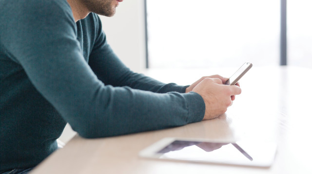 איש בטלפון (צילום: אינג'אימג')