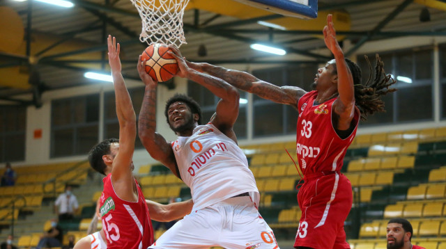 טרי מול אוליבר בימי ליגת העל. היום הראשון בקליפרס והשני בהוקס (צילום: קובי אליהו)