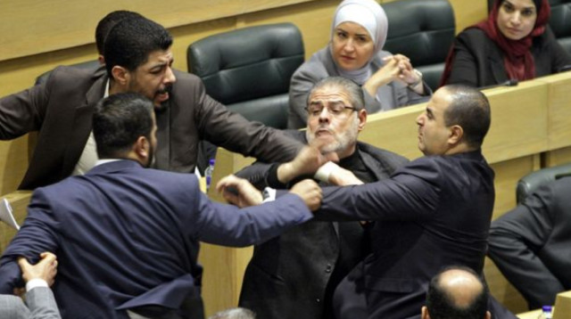 אלימות במהלך דיון בפרלמנט הירדני (צילום: Getty images)