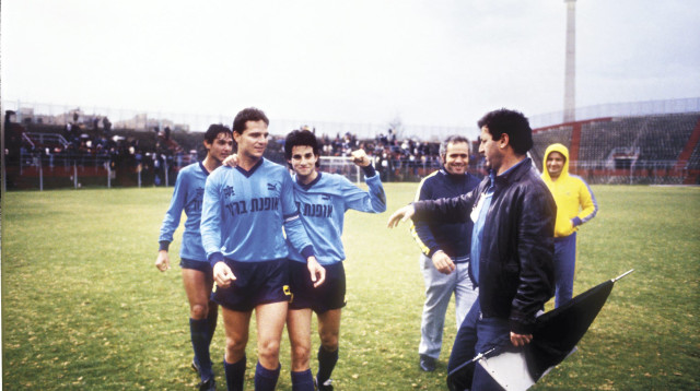 כבש בדרבים מהרגע הראשון. אלון נתן עם אבי כהן (צילום: עדי אבישי, מעריב)