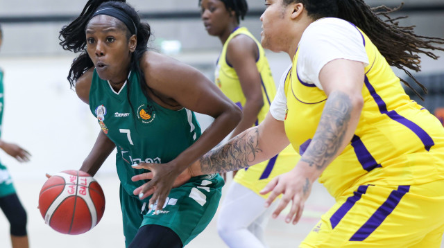 מכבי חיפה בטירוף. דניאל אדאמס מנסה לעצור את טיירון מוסבי (צילום: אתר רשמי, באדיבות מנהלת ליגת העל לנשים בכדורסל)