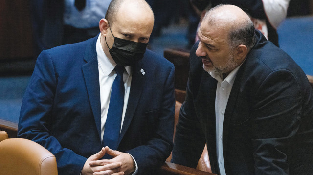 מנסור עבאס ונפתלי בנט (צילום: יונתן זינדל, פלאש 90)