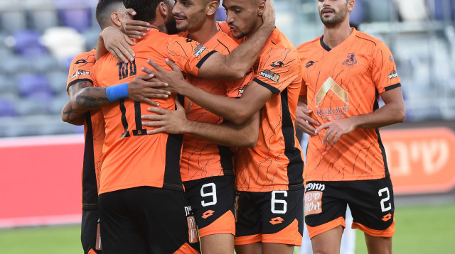 ניצחון שהוא כמו אוויר לנשימה. שחקני בני יהודה חוגגים (צילום: ברני ארדוב)