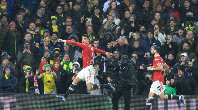 רץ לחגוג, וכולם מצלמים (צילום: GettyImages, Stephen Pond)