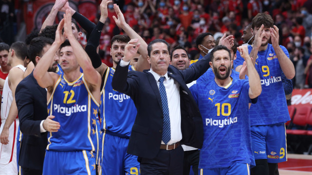 יאניס ספרופולוס מוקף שחקני מכבי תל אביב (צילום: דני מרון)