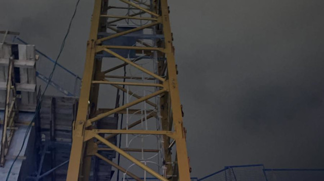 המנוף ממנו נפל הפועל (צילום: תיעוד מבצעי מד"א)