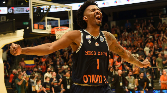 זכה עם עירוני נס ציונה ביורופקאפ. בריאן אנגולה (צילום: ברני ארדוב)