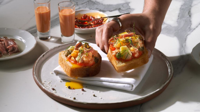 בריוש סנדוויץ' טוניסאי לצד צ'ייסר גספצ'ו "הסוף של הסלט" (צילום: אנטולי מיכאלוב)