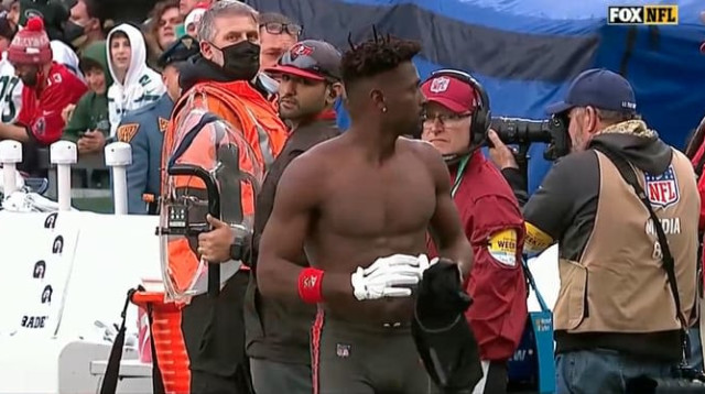 אנטוניו בראון שחקן טמפה ביי באקנירס (צילום: צילום מסך, יוטיוב)