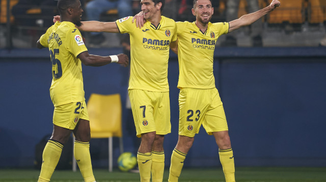 ג'רארד מורנו חוגג עם שחקני ויאריאל (צילום: GettyImages, Manuel Queimadelos/Quality Sport Imag)