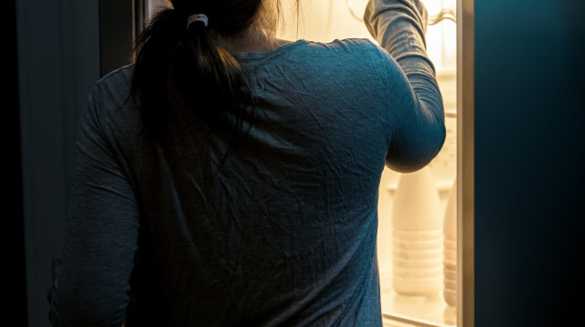 רעב, חיפוש במקרר (אילוסטרציה) (צילום: אינגאימג')