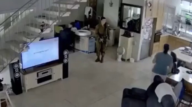 הכפירניק חזר הביתה אחרי תקופה - וזו הייתה התגובה של אמו (צילום: צילום מסך פייסבוק)