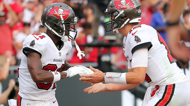 ייגמר בעוד סופרבול? טום בריידי עם אנטוניו בראון בימים יפים יותר (צילום: GettyImages, Cliff Welch)