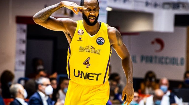 שחקן הפועל חולון כריס ג'ונסון (צילום: אתר רשמי, ליגת האלופות)