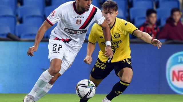 איהאב שאמי שחקן הפועל ירושלים לפני גבי קניקובסקי שחקן מכבי נתניה (צילום: ברני ארדוב)