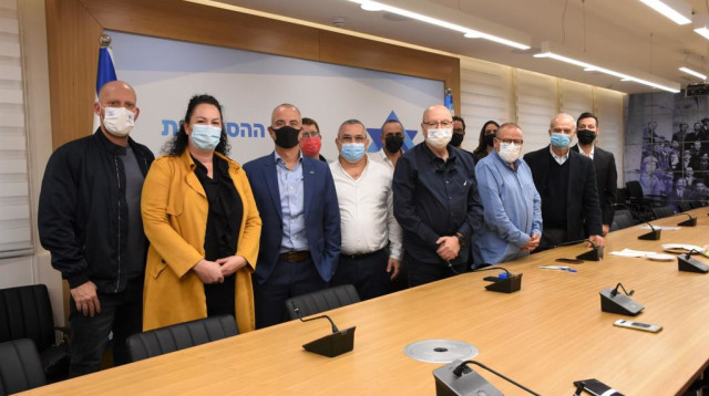 חתימת ההסכם (צילום: דוברות ההסתדרות)