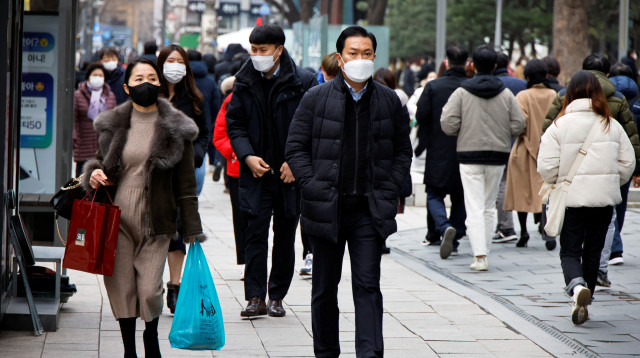קורונה - אנשים עם מסכה בקוריאה הדרומית (צילום: REUTERS/Heo ran)