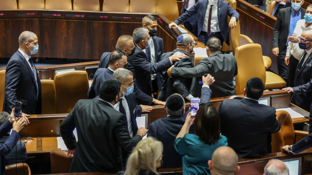 אנשי הקואליציה מרחיקים את בנט מעימות עם האופוזיציה (צילום: נועם מושקוביץ, דוברות הכנסת)