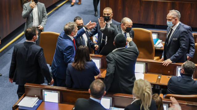 נפתלי בנט בעימות עם האופוזיציה במליאה (צילום: נועם מושקוביץ, דוברות הכנסת)