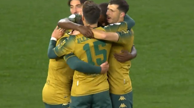 שחקני בטיס חוגגים (צילום: צילום מסך)