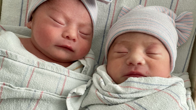 התאומים שנולדו בשתי שנים שונות (צילום: Natividad)