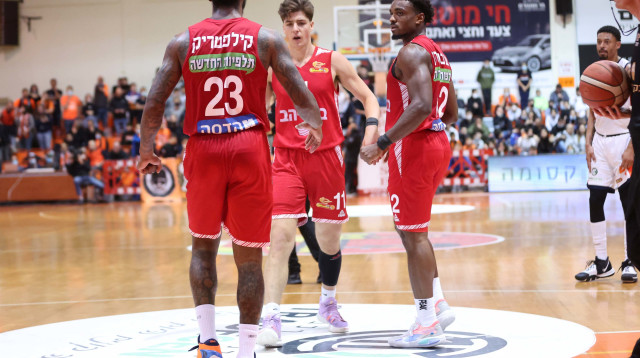 שחקני הפועל ירושלים רטין אובסוהאן, אדם אריאל, שון קילפטריק (צילום: לירון מולדובן)