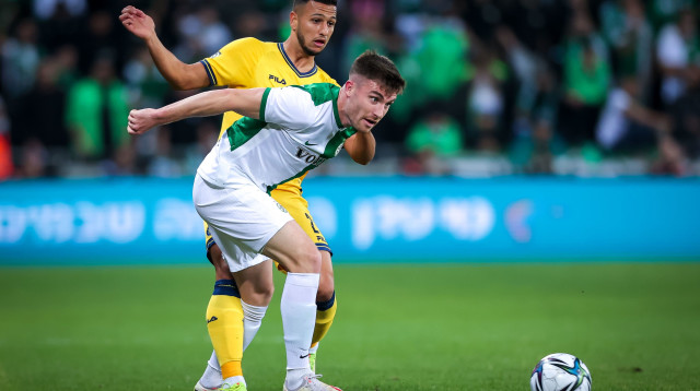 ריאן סטריין שחקן מכבי חיפה מול אילון אלמוג שחקן מכבי תל אביב (צילום: מאור אלקסלסי)