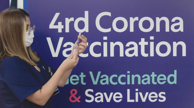 עמדה לקבלת החיסון הרביעי (צילום: תומר נויברג)