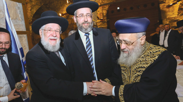 הרבנים יצחק יוסף, ישראל לאו ודוד לאו (צילום: שלומי כהן, פלאש 90)