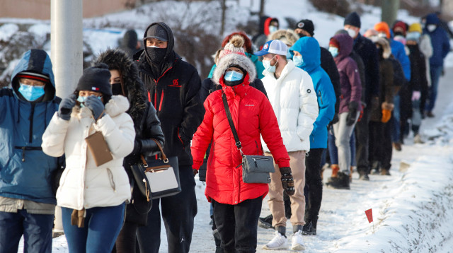 תור לבדיקות קורונה בארה"ב (צילום: רויטרס)