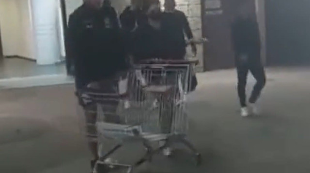 ניקו אולסק, מכבי פתח תקוה, מפונה על עגלת סופר (צילום: צילום מסך, טוויטר)