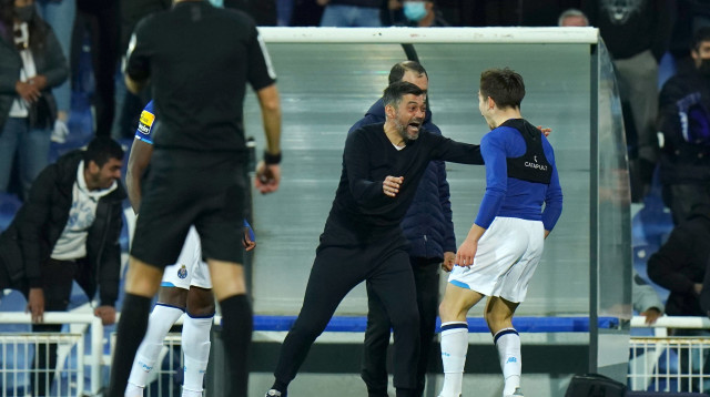 מאמן פורטו סרג'יו קונססאו חוגג עם בנו פרנסיסקו קונססאו (צילום: GettyImages, Gualter Fatia)