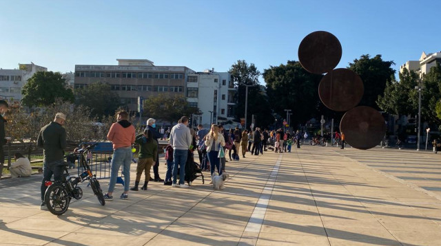 תור לבדיקות קורונה בתל אביב (צילום: אבשלום ששוני)