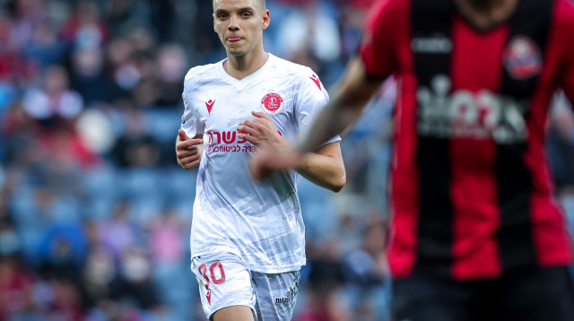 שחקן הפועל תל אביב עומר סניור (צילום: מאור אלקסלסי)