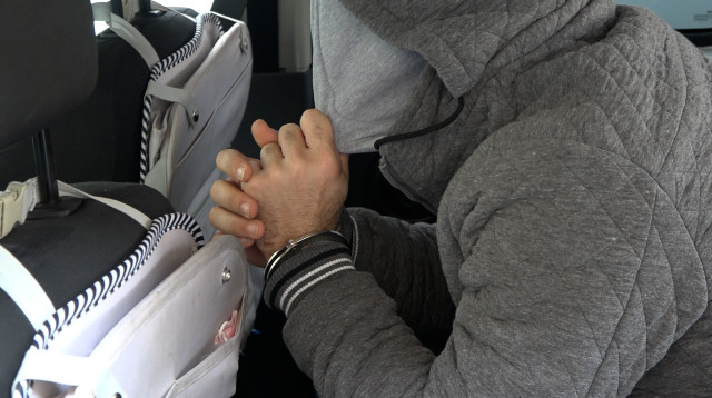 מעצר אחד החשודים בהונאה (צילום: דוברות המשטרה)