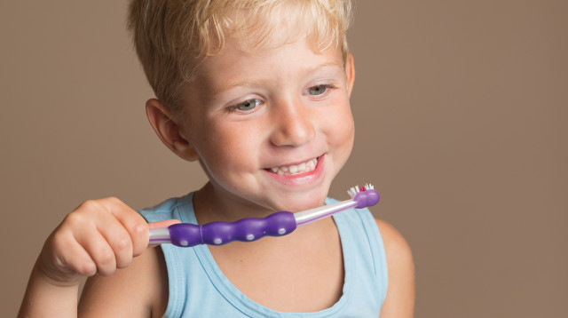 ילד מצחצח שיניים (צילום: אינגאימג')