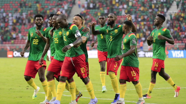 דייק פעמיים מהנקודה הלבנה. ונסן אבובקאר עם החברים (צילום: רויטרס)