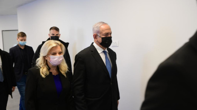 משפחת נתניהו בכניסה לאולם ביהמ"ש (צילום: אבשלום ששוני)